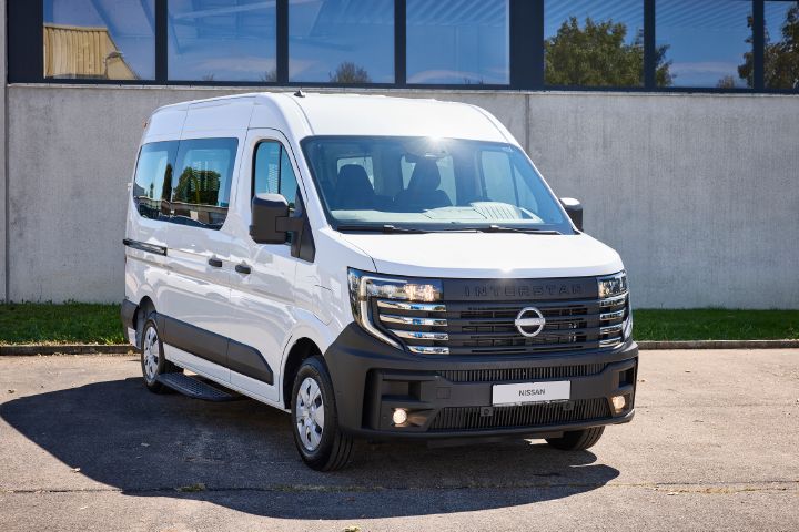 Die Sonne reflektiert auf der Frontscheibe eines weißen Nissan Interstar-e mit MobiTEC Ausbau