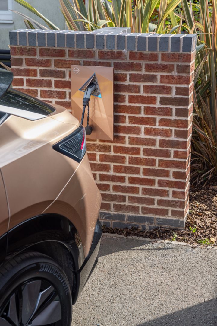 Technologie V2G bidirectionnelle de Nissan branchée sur un boîtier mural