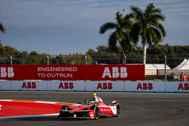 Oliver Rowland fährt mit seinem Nissan Formula E Rennwagen um eine Rechtskurve auf der sonnenbeschienenen Rennstrecke von Miami