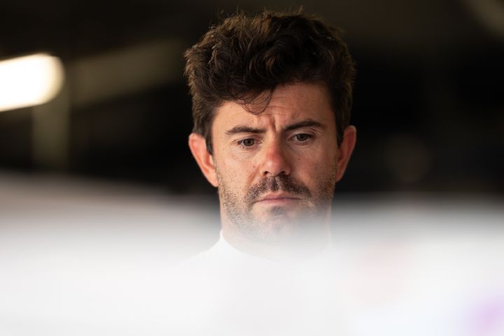 Norman Nato schaut konzentriert, während er in der Nissan Teamgarage ist.