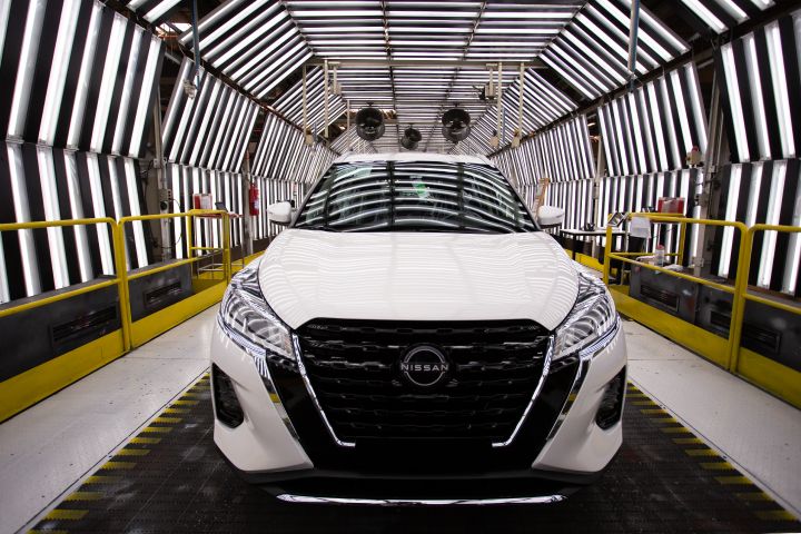 Nissan Kicks Play Sense de frente na cor branca dentro do túnel de luz na fábrica de Resende