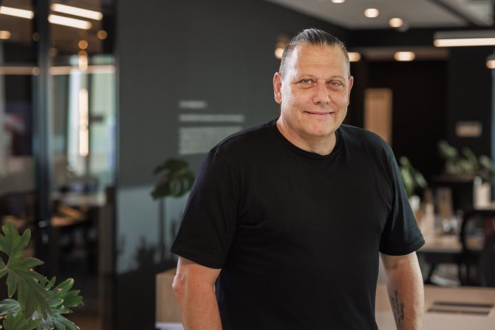 Guy Rodriguez Presidente Nissan América Latina; y Vicepresidente Corporativo, Nissan Motor Co, con una camiseta negra en la oficina.