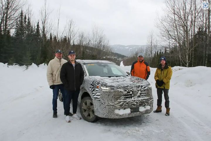 Imagen de Nissan Kicks 2025 camuflada en entorno de nieve  y equipo de trabajo