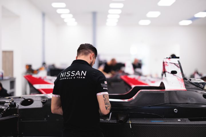 Blick von hinten auf einen arbeitenden Mechaniker im Nissan Formel E Headquarter