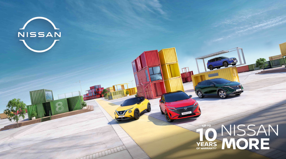 Image d'une promotion futuriste de Nissan montrant trois voitures sur une route jaune : une Nissan Juke jaune, une Nissan Qashqai rouge et une Nissan Ariya verte. En arrière-plan, des conteneurs colorés sont empilés, et une Nissan X‑Trail bleue est placée sur une structure surélevée. Le ciel est bleu clair, et le logo Nissan ainsi que le texte "Jusqu'à 10 ans de garantie - Nissan More" apparaissent dans l'image.