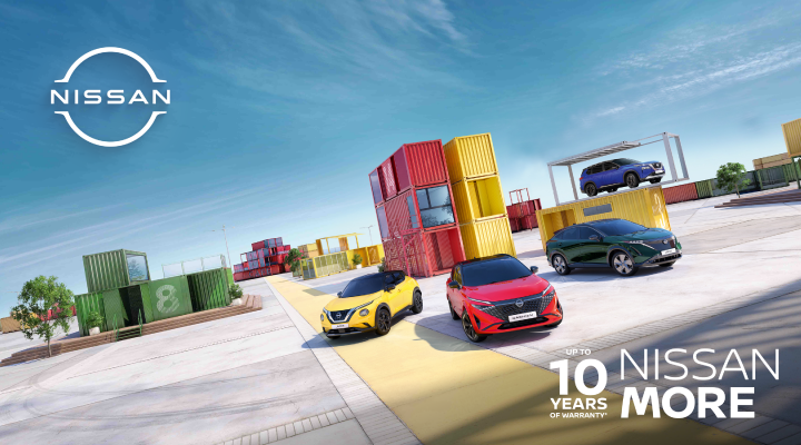 Image d'une promotion futuriste de Nissan montrant trois voitures sur une route jaune : une Nissan Juke jaune, une Nissan Qashqai rouge et une Nissan Ariya verte. En arrière-plan, des conteneurs colorés sont empilés, et une Nissan X‑Trail bleue est placée sur une structure surélevée. Le ciel est bleu clair, et le logo Nissan ainsi que le texte "Jusqu'à 10 ans de garantie - Nissan More" apparaissent dans l'image.