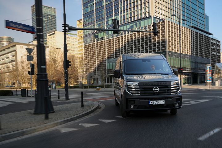 Ujęcie dynamiczne Nissan Interstar LCV w mieście