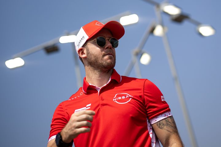 Sam Bird, Ersatz- und Entwicklungsfahrer des Nissan Formula E Teams, mit seinem roten Team-Shirt und seiner Kappe während des E-Prix-Wochenendes in Dschidda.