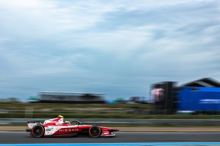 Seitenaufnahme von Oliver Rowland im Nissan e‑4ORCE 05 mit der Startnummer 1, der in Madrid mit hoher Geschwindigkeit über die Rennstrecke fährt.