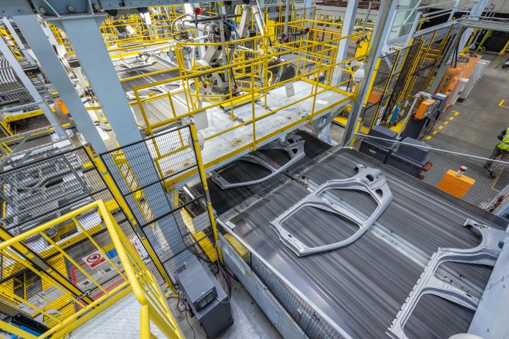 Karosserieteile des Nissan Qashqai verlassen die Presse im Nissan Werk Sunderland