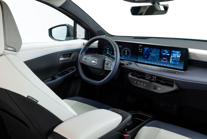Vue arrière droite sur les sièges avant et le cockpit de l'habitacle de la nouvelle Nissan LEAF.