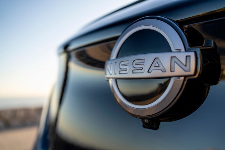 Détail du logo Nissan à l'avant de la Nissan Ariya NISMO