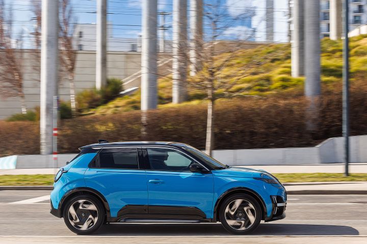 Seitliche Fahraufnahme eines leuchtend blauen Nissan Micra mit schwarzem Kontrastdach