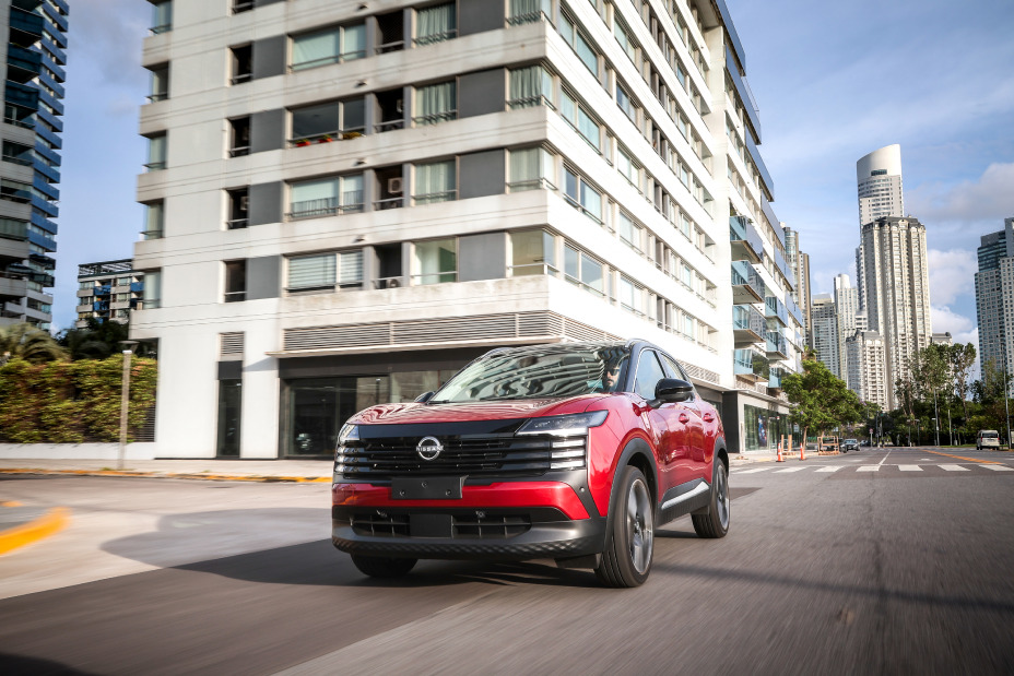 Foto principal del nuevo Nissan Kicks en zona urbana