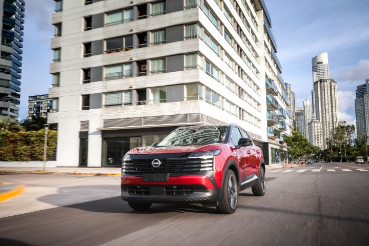 Foto principal del nuevo Nissan Kicks en zona urbana