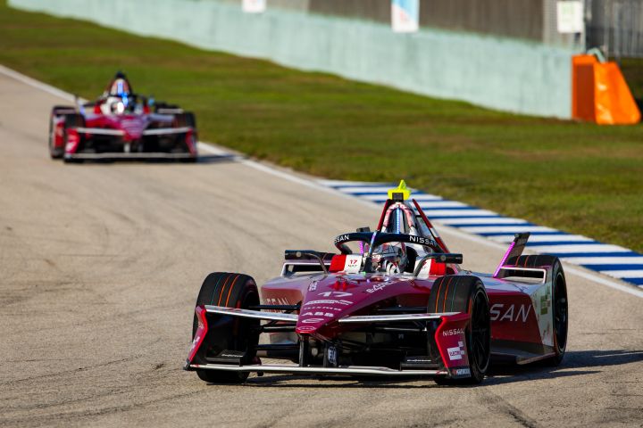 Carros da Equipe Nissan de Fórmula E fazem curva em circuito