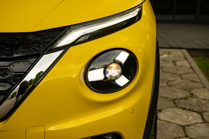 Zbliżenie na lewy przedni reflektor Nissana Juke