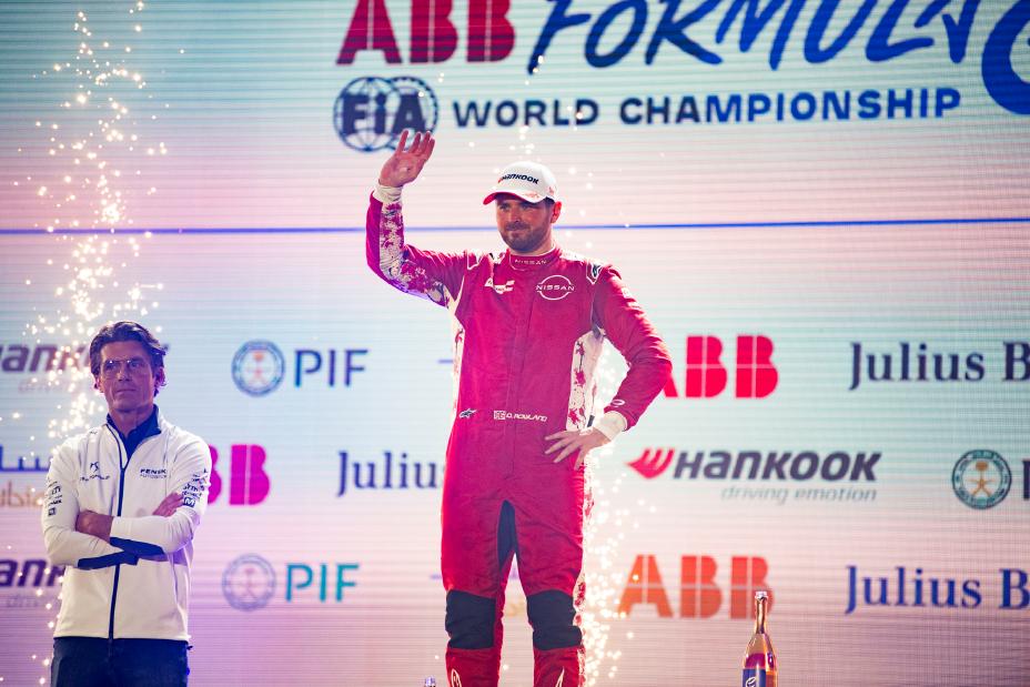 Piloto Oliver Rowland comemora segundo lugar no pódio