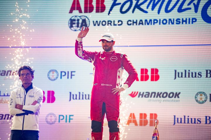 Piloto Oliver Rowland comemora segundo lugar no pódio