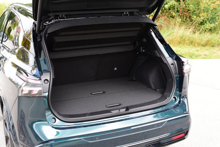 Blick durch die geöffnete Heckklappe in den Kofferraum des Nissan Qashqai e‑Power