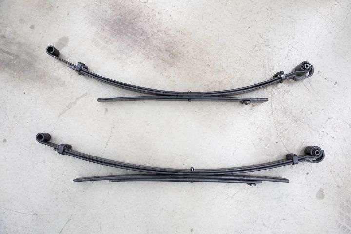 The SL and ST grades feature heavy-duty four-leaf rear suspension (shown at bottom) and ST-X and PRO-4X feature three-leaf rear suspension (Shown at top).