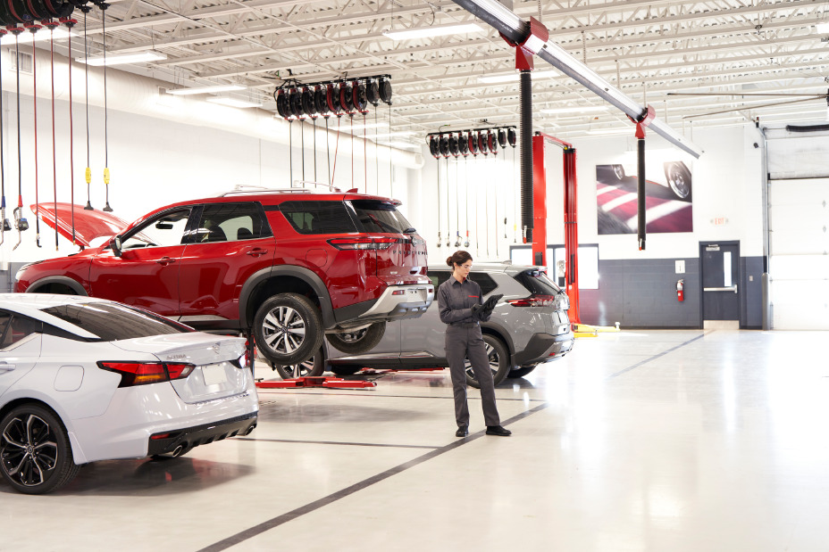 Mujer en taller de Nissan haciendo evaluación de Nissan Pathfinder
