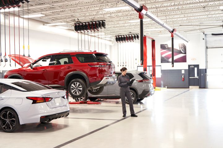 Mujer en taller de Nissan haciendo evaluación de Nissan Pathfinder
