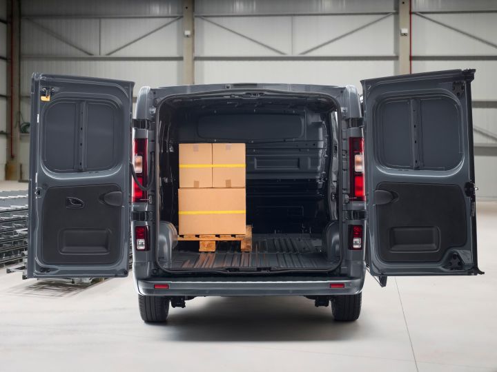 Nissan PRIMASTAR vista de trás, com portas aberta e carga