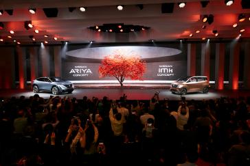 Une photo lointaine de la scène Nissan lors de la conférence de presse du Salon automobile de Tokyo