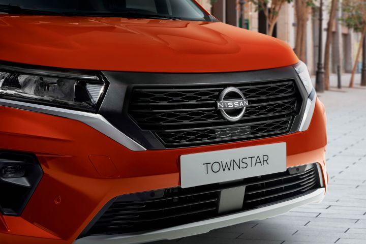Pomarańczowy Nissan Townstar Combi - zbliżenie na przód