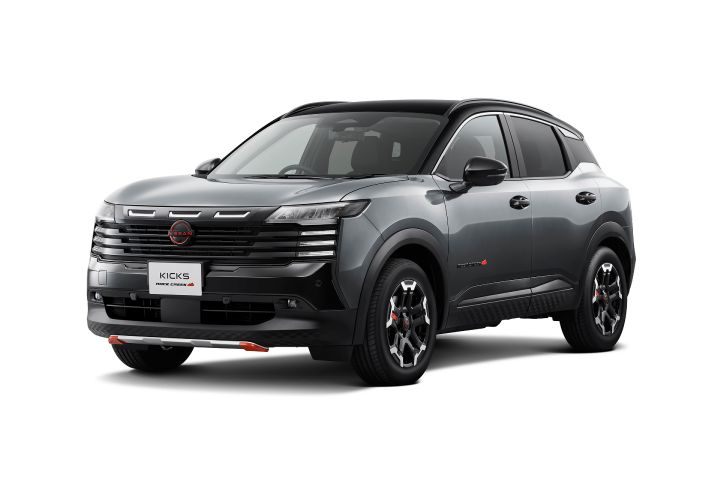 ダークメタルグレーのボディカラーにブラックルーフを組み合わせたキックス「ROCK CREEK」。車両は右向きのフロント3/4アングルで配置され、ブラックのフロントグリルやフェンダーアーチ、ドアミラー、ルーフレールが力強いSUVらしさを演出している。背景は明るいライトグレーの無地スタジオバックグラウンド。