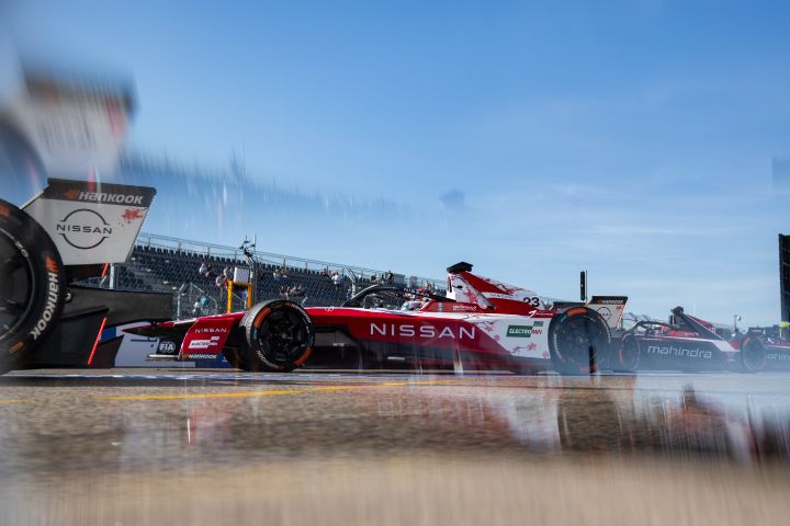 Aufnahme aus Bodennähe von Norman Nato beim Verlassen der Nissan Formula E Teamgarage in Berlin