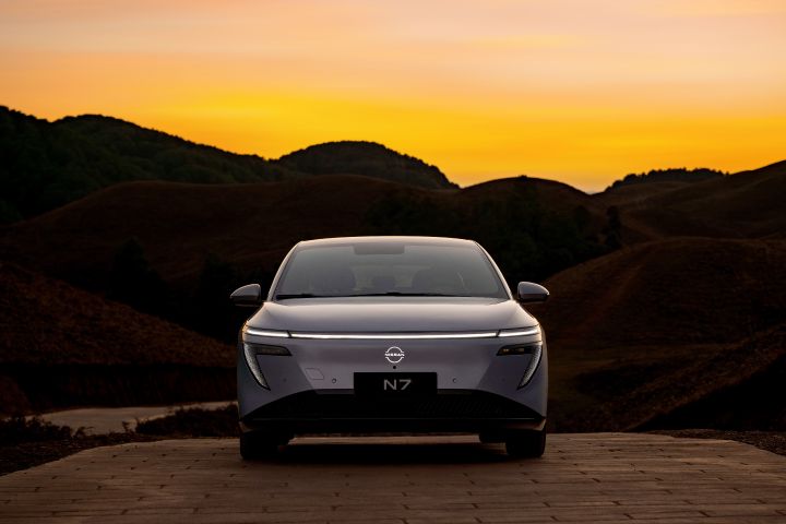 The all-new Dongfeng Nissan N7 sedan parked outdoors at dawn