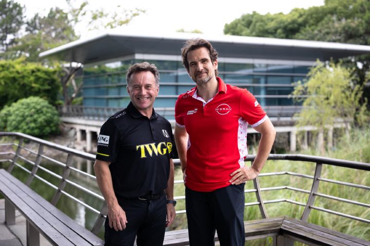 Landschaftsaufnahme von Tommaso Volpe, Geschäftsführer und Teamchef des Nissan Formula E Teams, und Roger Griffiths, Teamchef von Andretti Formula E, die lächelnd posieren, wobei Volpe die Hände in die Hüften gestemmt hat und Griffiths neben ihm steht.