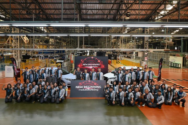 Group photo of Nissan Executives and employees during the line-integration ceremony