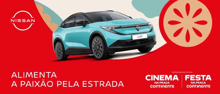 Nissan Leaf azul no meio de uma imagem em tons de vermelho, com o símbolo da Nissan no canto superior esquerdo, o texto Alimenta a Paixão pela Estrada na parte de baixo da imagem e os logótipos do Cinema na Praça Continente e Festa na Praça Continente no canto inferior direito