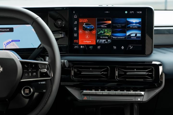 Sportmodus auf dem Infotainmentbildschirm im Interieur des neuen Nissan Micra