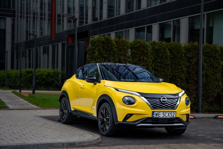 Żółty Nissan Juke stojący przed budynkiem