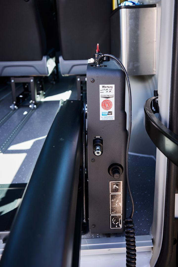 Detailaufnahme des Liftmotors im Nissan Interstar-e mit MobiTEC Ausbau