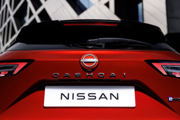 De achterzijde van een nieuwe Nissan Qashqai met de naam en het logo duidelijk in beeld