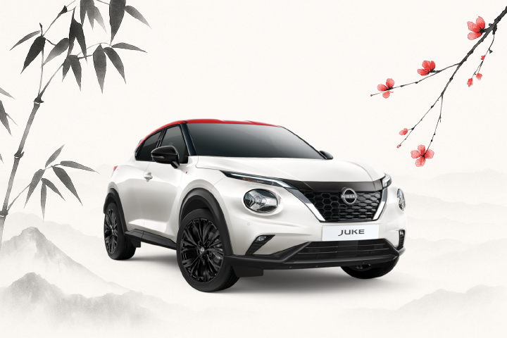 Biało-czerwony Nissan Juke przedstawiony na tle ilustracji w stylu japońskim, z gałęziami kwitnącej wiśni i bambusem po bokach.