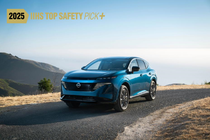 Front left ¾ angle of a 2025 Nissan Murano on a hill, an IIHS banner is near the top.