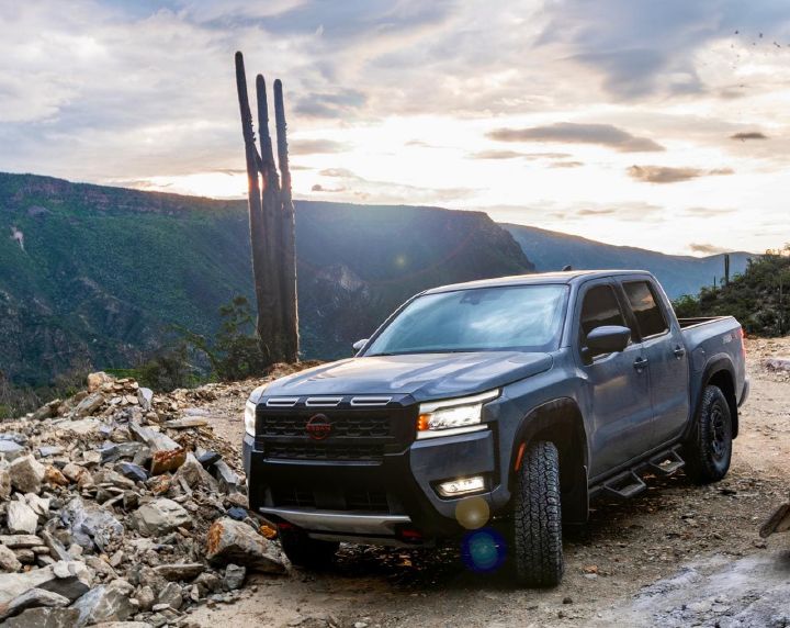 Nissan Frontier V6 PRO-4X 2025 gris en bosque en atardecer