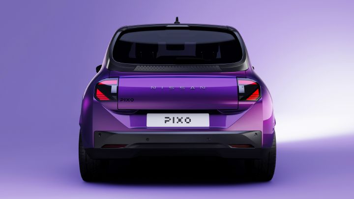 Fotografi som viser baksiden av en lilla PIXO hatchback mot en lilla studiobakgrunn. Slanke baklykter, mørk bakrute, sentrert PIXO-merke og hvit PIXO-skilt definerer kjøretøyets design.