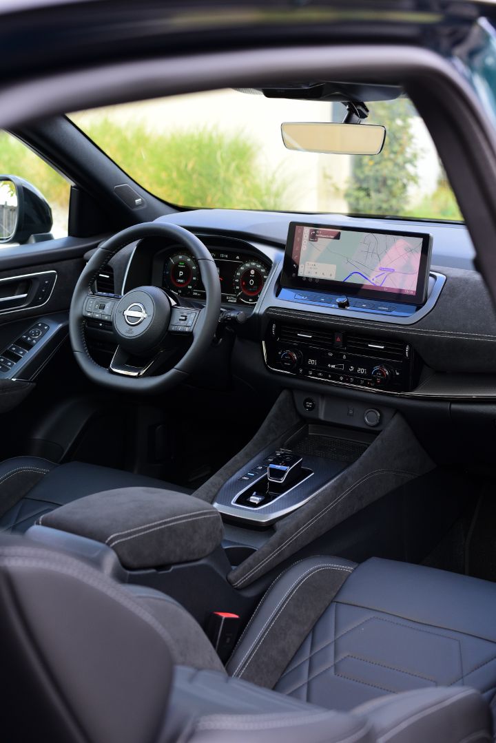 Blick durch die Beifahrertür ins Cockpit und auf die Vordersitze des Nissan Qashqai e‑Power