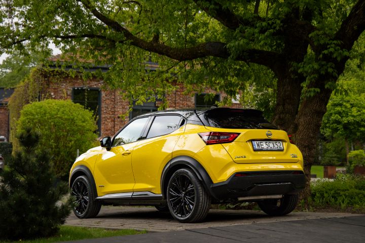 Żółty Nissan Juke stojący tyłem z budynkami w tle