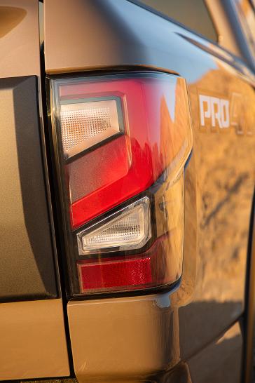 Le feu arrière d’un camion Nissan TITAN PRO-4X 2020 brun.