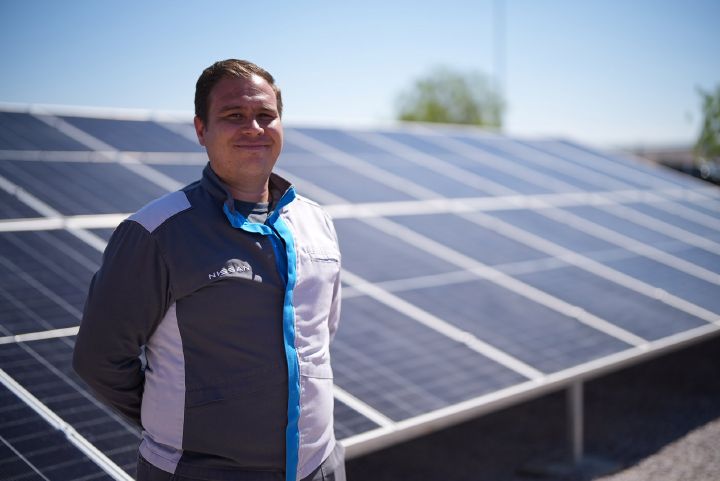 Empleado de Nissan Mexicana en parque fotovoltaico