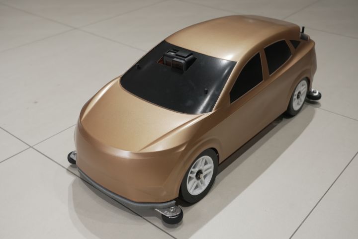 Photo of the Nissan e‑4ORCE radio-controlled car