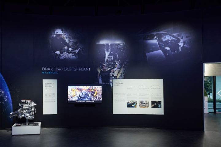 円形ホール壁面の「栃木工場DNA（栃木工場の歴史）」展示。